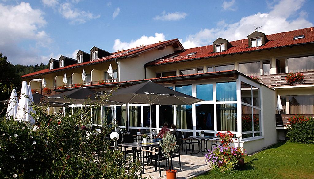 Das Sonnenhotel liegt am ruhigen Ortsrand des idyllischen Kurortes Bodenmais im Bayerischen Wald.